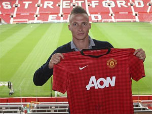 Dutch defender Buttner moves to Manchester United