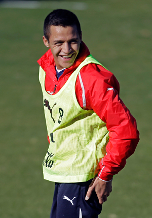 Alexis Sanchez determined to stay and fight for place at Barcelona