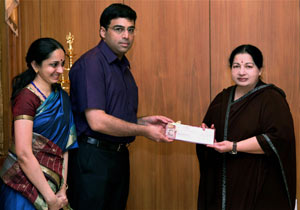 Jayalalithaa hands over Rs 2 crore to Viswanathan Anand
