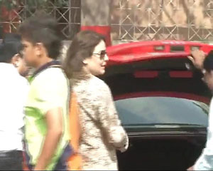 Anjali, Arjun relish Sachin Tendulkar's outing at Eden Gardens