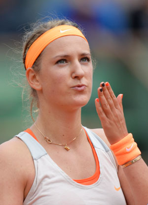 Victoria Azarenka struggles into French Open last 16