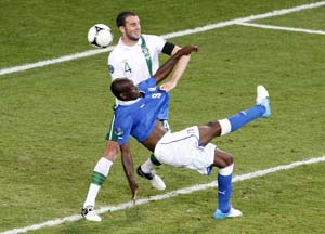 Euro 2012: Italy qualify with 2-0 win over Ireland