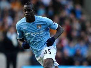 Balotelli arrives in Milan to finalise move