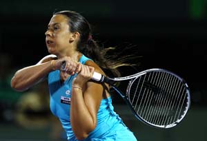 Marion Bartoli battles through at Charleston