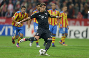 Bayern Munich ease to victory over 10-man Valencia