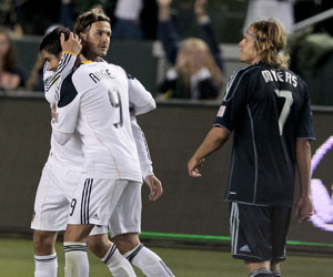 Donovan, Beckham star in Galaxy's victory