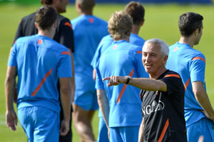 UEFA Euro 2012: Dutch coach insists team atmosphere excellent