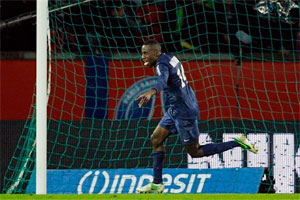 PSG edge out Lyon to take top spot