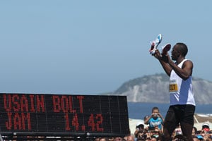 Usain Bolt coasts to 150m victory in Rio's Copacabana beach Usain Bolt coasts to 150m victory in Rio's Copacabana beach