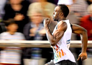 Bolt cruises to 200m win but falls short of record