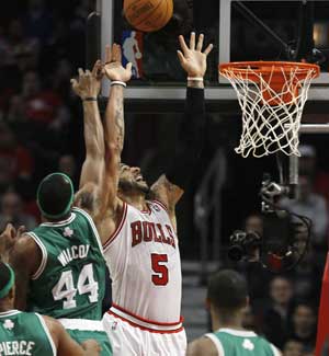 Boozer, Deng lead Bulls over Celtics 89-80