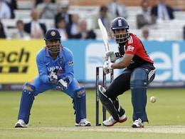 Dhoni, Flower caught in war of words Dhoni, Flower caught in war of words