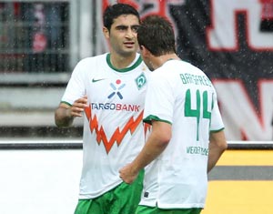 Ten-man Bremen go top, Cologne floor Leverkusen