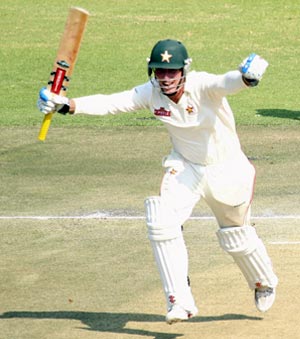 Taylor ton rescues Zimbabwe against Bangladesh