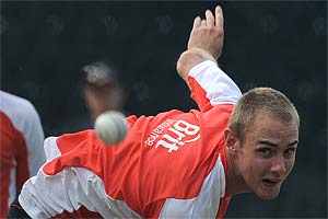 Broad returns to England training