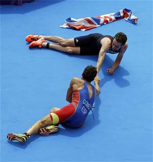London Olympics: Brownlee brothers win triathlon gold, bronze
