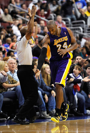 Kobe Bryant helps Los Angeles Lakers top Philadelphia 76ers 111-98