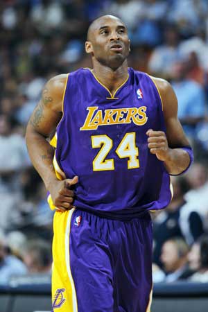 Kobe Bryant passes Wilt Chamberlain's NBA scoring record