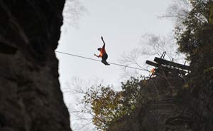 Man crosses 6,000 ft high canyon without safety net