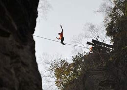 Man crosses 6,000 ft high canyon without safety net Man crosses 6,000 ft high canyon without safety net