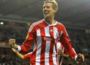 Crouch brace steers Stoke past goal-shy Swans