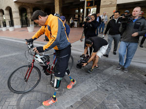 Legless cyclist rides for asylum seekers