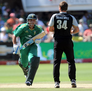 Davids, Phangiso clinch series for South Africa