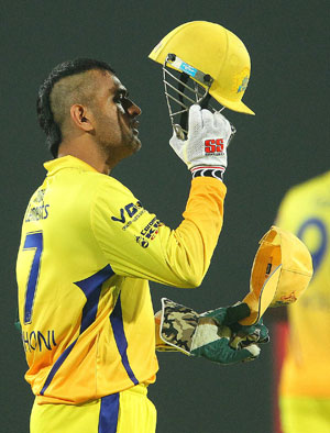 Mahendra Singh Dhoni gifted CD by upcoming singer