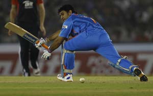 Mahendra Singh Dhoni focuses by humming songs while batting