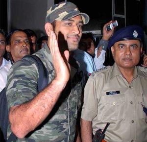 Army seeks dates from Dhoni, Bindra for conferring Lt Col rank