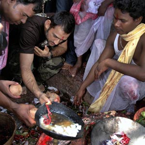 Dhoni offers prayers at Deori temple
