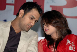 MS Dhoni, Sakshi enjoy Spain's success in Euro 2012 final
