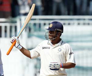 Kudos pour in for skipper Dhoni after unbeaten double ton