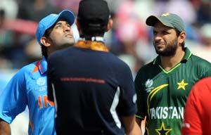 Dhoni on Nehra vs Ashwin