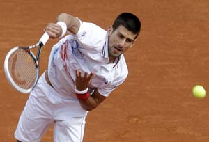 Grieving Djokovic battles into Monte Carlo quarters