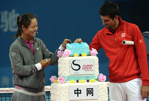 Novak Djokovic 'goes down' against Li Na, and the rules, in charity match