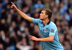 Edin Dzeko keeps Manchester City on Man United's tail