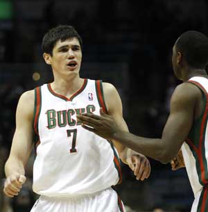 Ilyasova's tip-in lifts Bucks over Wizards 119-118