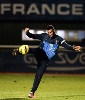 Tottenham Hotspur sign France midfielder Etienne Capoue