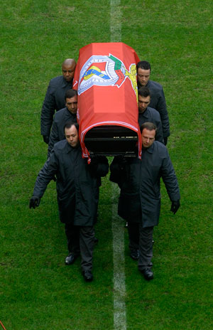 Portugal pays final homage to Eusebio