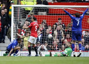 Everton shock Manchester United to revive title race
