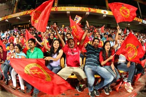 IPL 2013: Fans shrug off Bangalore blast to rock stadium