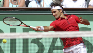 Record-setting Federer into French Open quarters