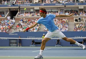 US Open: Federer defies, Murray struggles under hot conditions