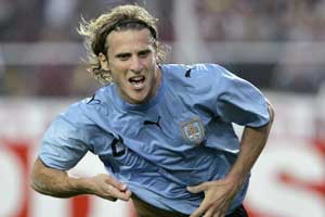 Injured Forlan excluded from Uruguay's World Cup qualifier squad