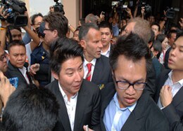 Hundreds mob Manchester United as Asian tours start Hundreds mob Manchester United as Asian tours start