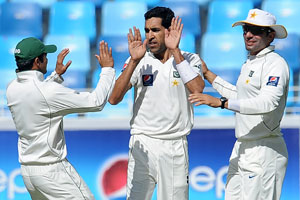 England lose Strauss early as Pakistan dominate