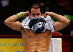 Almost shirtless at the French Open - Tommy Haas' laundry turns up late