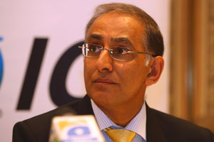Cricket South Africa affiliates divided over sacrificing Haroon Lorgat