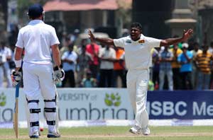 Players defend pitch at Galle
